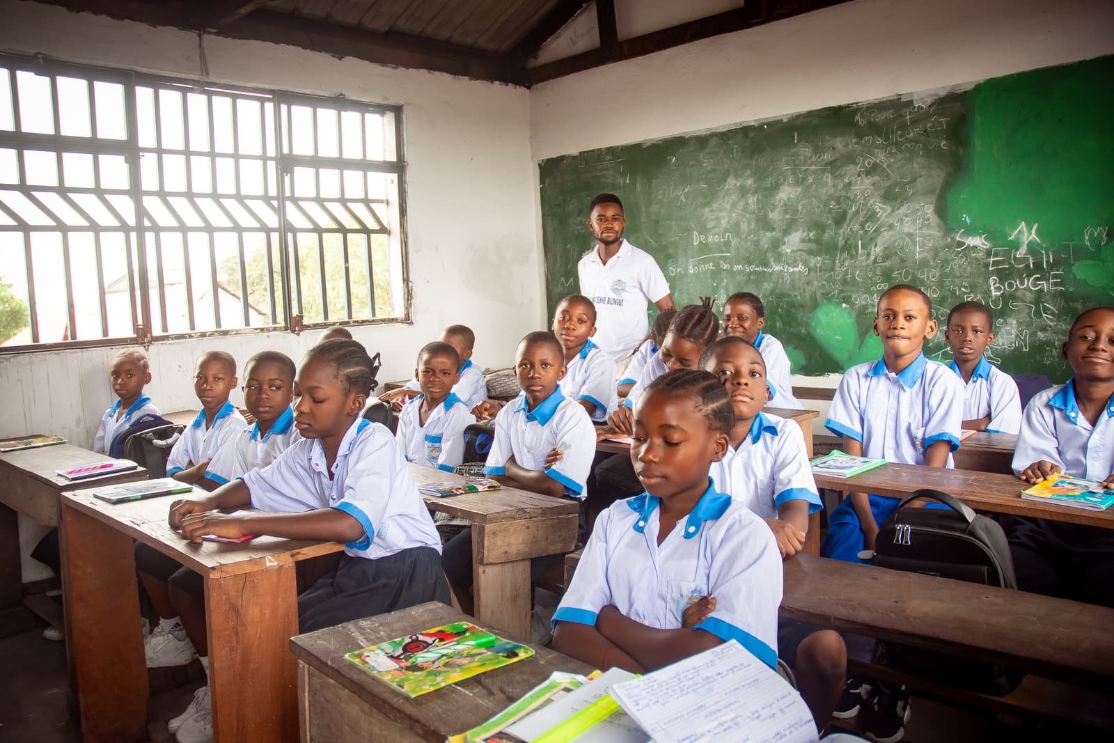 Élèves en classe au Collège Les Vainqueurs
