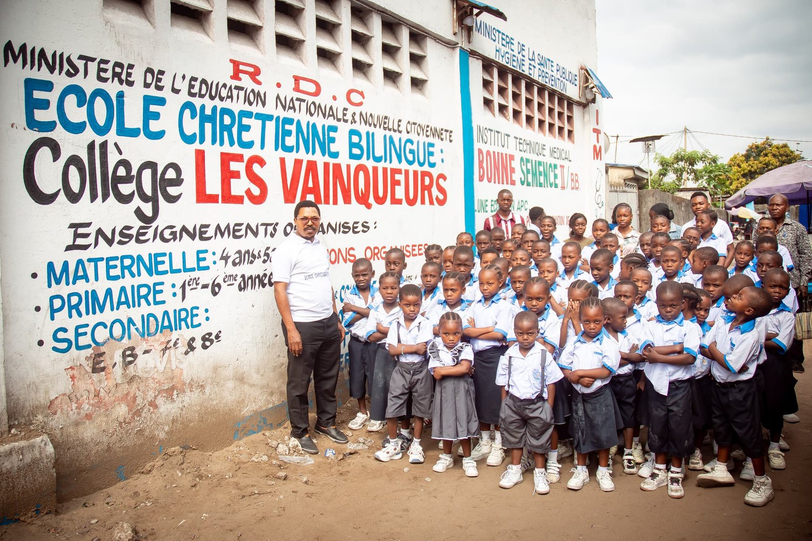 Classe du Collège Les Vainqueurs devant le bâtiment de l'école